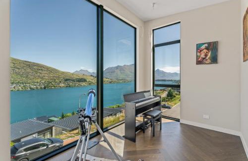 Queenstown City Centre House | Lake Panorama - Queenstown Holiday Home