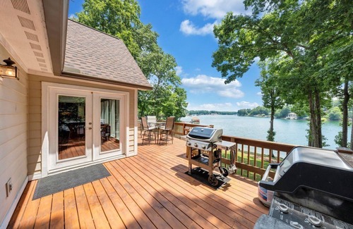 North Shore House | Lake Pappy's Place on Leeward: Lakefront home with private dock