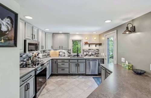 West Hartford House | Lake Pinneo, Golf View, Hot Tub | Tee Time Retreat