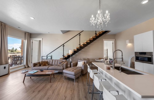 Big Water Villa | Lake Powell Sunrise Villa by Antelope Canyon with Firepit and Scenic Views
