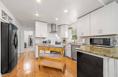 Woodstock House | Lake retreat w/hottub | movie room | fire-pit