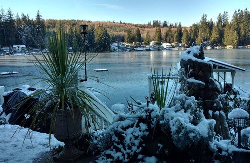 Lake Roesiger Apartment | Lake Roesiger 2 Bedroom Apartment - Waterfront. Boats hottub private quality.n