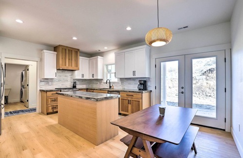 Davenport House | Lake Roosevelt Getaway w/Lake + Mountain Views!