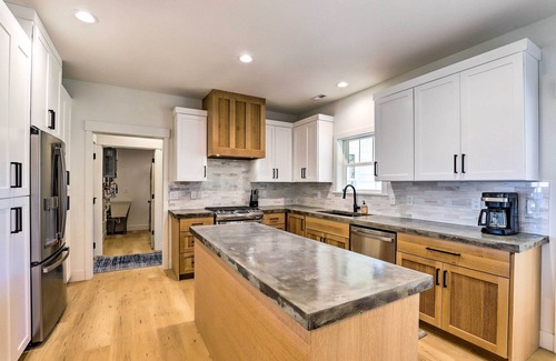 Davenport House | Lake Roosevelt Getaway w/Lake + Mountain Views!
