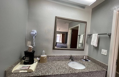Sneads Hotel | Lake Seminole Inn By Belvilla Marianna Hwy 90