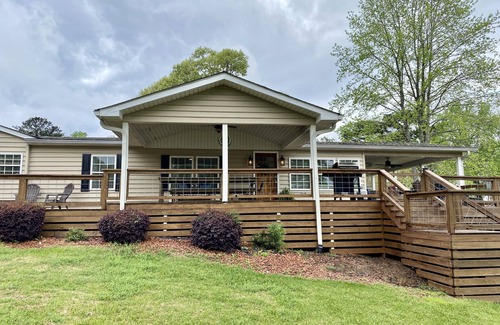 Milledgeville House | Lake Sinclair retreat with Boat Dock, Waterslide and BIG Views!