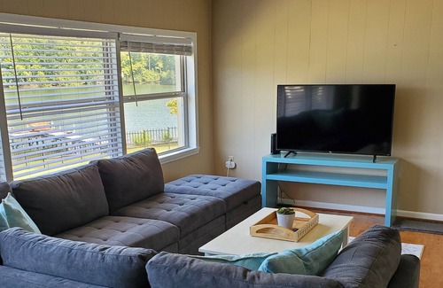 Milledgeville House | Lake Sinclair waterfront cottage with boat dock