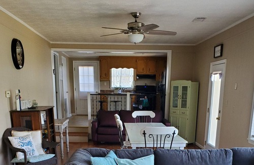 Milledgeville House | Lake Sinclair waterfront cottage with boat dock