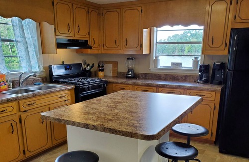 Milledgeville House | Lake Sinclair waterfront cottage with boat dock