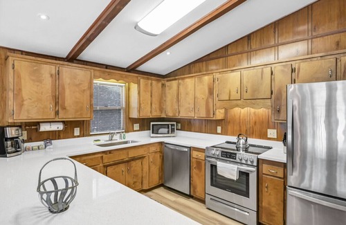 Prosperity House | Lake Stay on Bedford Way |Private Dock & Boat Ramp