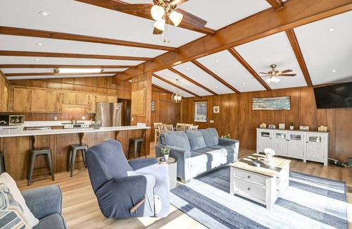 Prosperity House | Lake Stay on Bedford Way |Private Dock & Boat Ramp