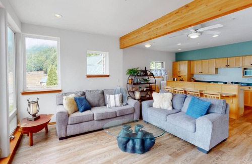 Port Angeles House | Lake Sutherland Retreat | Lakefront townhouse with dock, 2 kayaks, grill, W/D