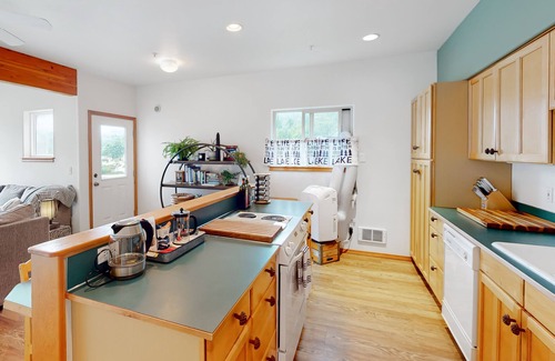 Port Angeles House | Lake Sutherland Retreat | Lakefront townhouse with dock, 2 kayaks, grill, W/D