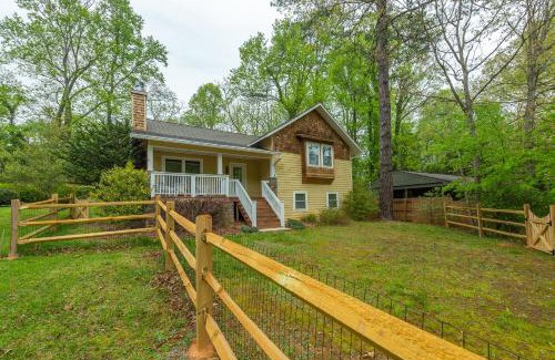 Black Mountain House | Lake Tomahawk Getaway Pets & 3 Min. to Town!