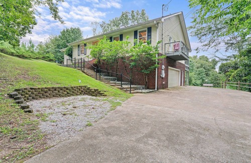 Northport House | Lake Tuscaloosa Waterfront Home --great for friends, families, and Bama parents!