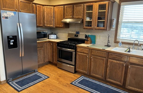 Twin Lakes Ski Chalet | Lake View at the Lone Pine Lodge. 4 beds 2 Bath. Sleeps 6. License 2025–072