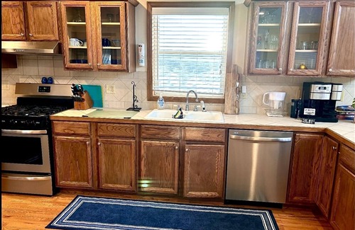 Twin Lakes Ski Chalet | Lake View at the Lone Pine Lodge. 4 beds 2 Bath. Sleeps 6. License 2025–072