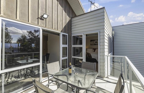 Taupo Cottage | Lake View Bliss - Lake Taupo Holiday Home