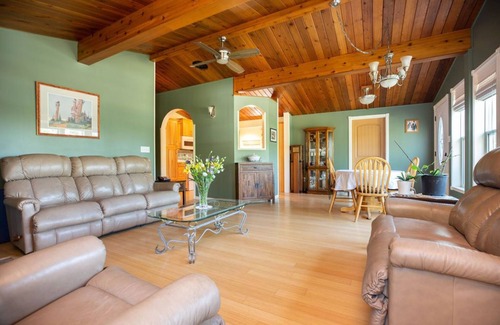 Beaconia House | Lake View Cabin near Grand Beach Park