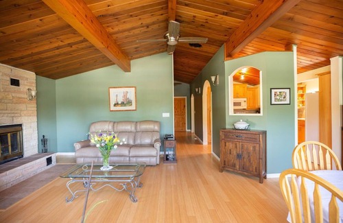 Beaconia House | Lake View Cabin near Grand Beach Park