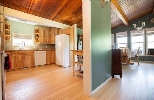 Beaconia House | Lake View Cabin near Grand Beach Park