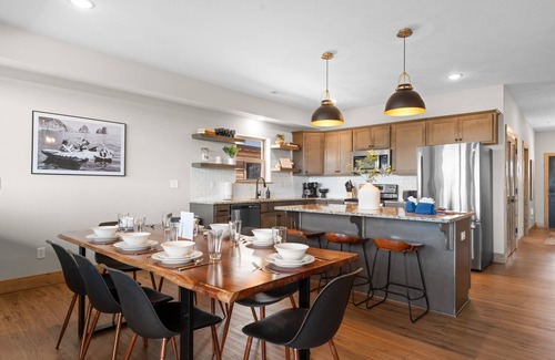 Table Rock House | Lake View Cabin w Walking Trail to Table Rock-Free Tickets to Sdc & More-Firepit Table