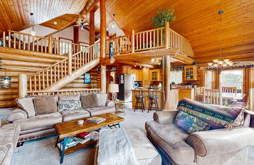 Cascade Cabin | Lake-View Cabin with Deck, Firepit & Pool Table