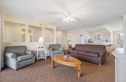 Kimberling City Condo | Lake View Condo-Firepit Table-Table Rock Access-Free Attraction Tickets-Outdoor Pool