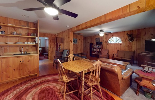 Moultonborough Apartment | Lake-view condo near golf with a grill & cable - dog-friendly