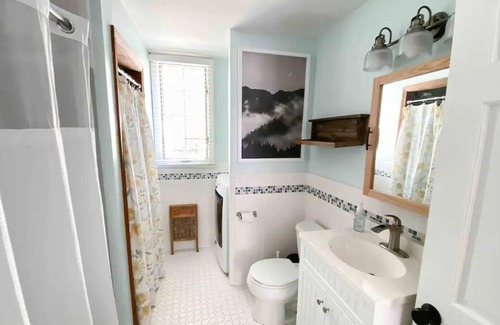East Wakefield Cottage | Lake View Cottage w/ Fenced Yard