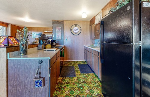 Cascade Cabin | Lake-view dog-friendly home in great location with large deck, fireplace & grill