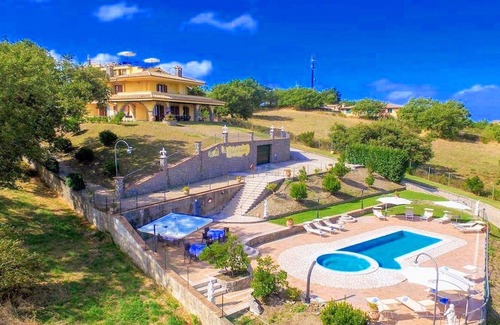 Montefiascone Villa | LAKE VIEW-EXCLUSIVE LUXURY VILLA/POOL+JACUZZI/SLEEPS 20