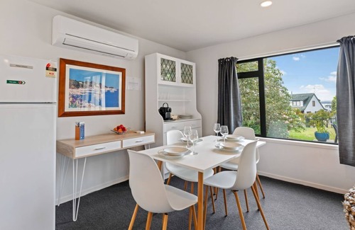 Taupo House | Lake-view Hideaway - Acacia Bay, Taupo
