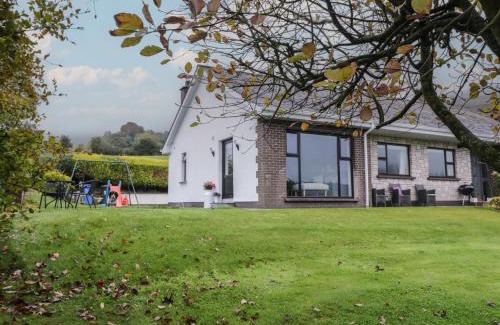 Newry House | Lake view House Apartment