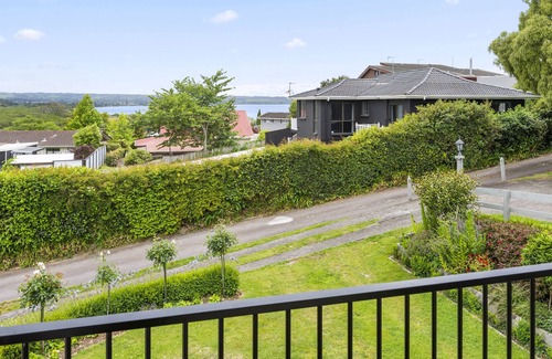 Kawaha Point House | LAKE VIEW LODGE - ROTORUA UPSTAIRS HOLIDAY UNIT in Rotorua