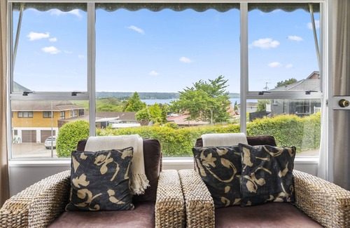 Kawaha Point House | LAKE VIEW LODGE - ROTORUA UPSTAIRS HOLIDAY UNIT in Rotorua