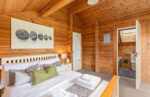 Carlton Miniott House | Lake View Lodge with Hot Tub