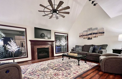 Liberty Lake House | Lake View, Master King Bed with Private Bath, Infant-friendly, FREE Wireless