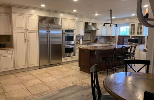 Ashtabula House | Lake View /Near Wineries/Large Group Home