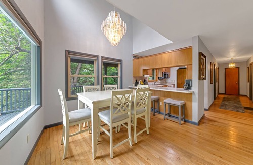Almond House | Lake View of Fontana Lake close to Great Smoky Mountains and Tail of the Dragon