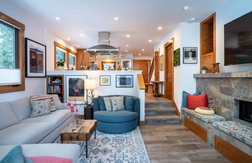Tahoe Tavern House | Lake View|Pool|Pier|Bouys|Pickleball|Walk to town