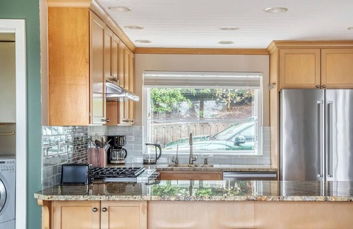 East Lake Hills House | Lake View Relaxing Bellevue Home