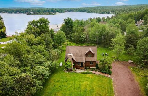 Albrightsville House | Lake View Retreat AvantStay Entertainers Home Yard Deck Game Room