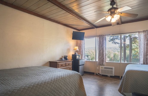 Royal House | Lake View Room on Lake Ouachita!
