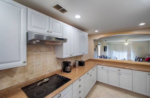 Gulf Gate Estates Condo | Lake view spacious 2bdr CONDO 7 min by the BEACH