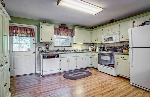 Walnut Mountain House | Lake-View Townhome with Decks, Screened Porch and Shared Tennis - Dogs OK