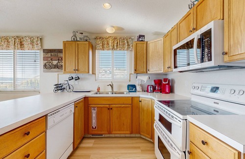 Harbor Village House | Lake View Townhouse with Shared Hot Tub and Pool, WiFi, and Central AC