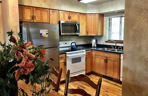Mount Ida Cottage | Lake view two bedroom, two bath Harbor North luxury cottage with private hot tub overlooking Lake Ouachita. by RedAwning