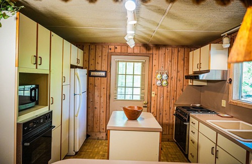 Pine Mountain Ski Chalet | Lake View Vacation perfect place to unwind & only 1 mile from Callaway Gardens!