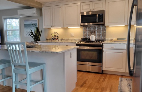 Centerville House | *LAKE VIEWS* 0.2 miles to the beach at lake* Renovated 4bds